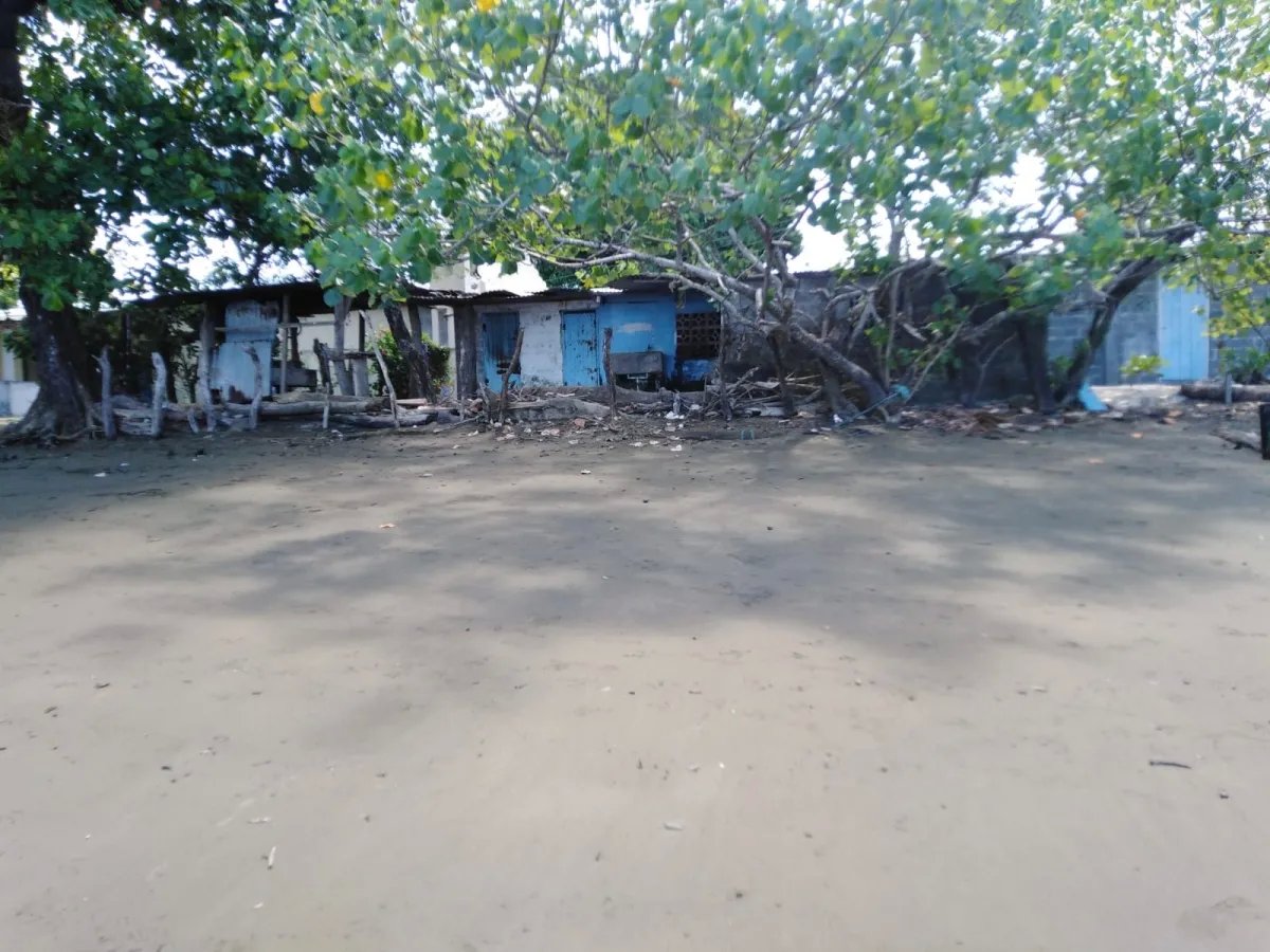 Se vende terreno con pequeña casa frente al mar en el pueblo de pixvae, veraguas.
