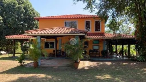 Gran terreno con dos casas en el estero de las lajas