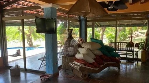 Gran terreno con dos casas en el estero de las lajas