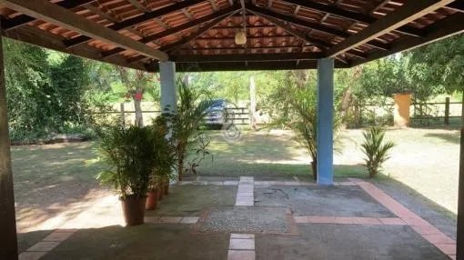 Gran terreno con dos casas en el estero de las lajas