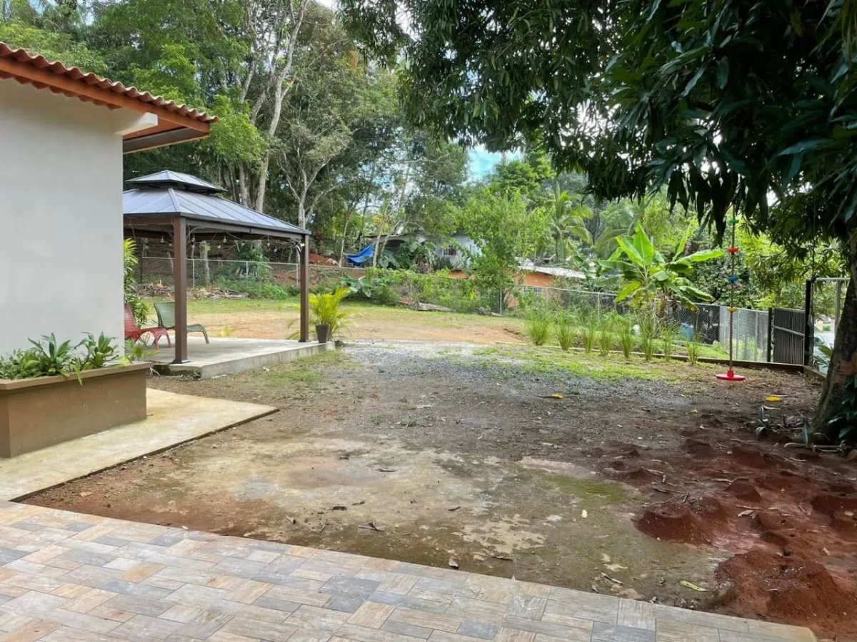 Lote comercial con casa en santa catalina pueblo centee