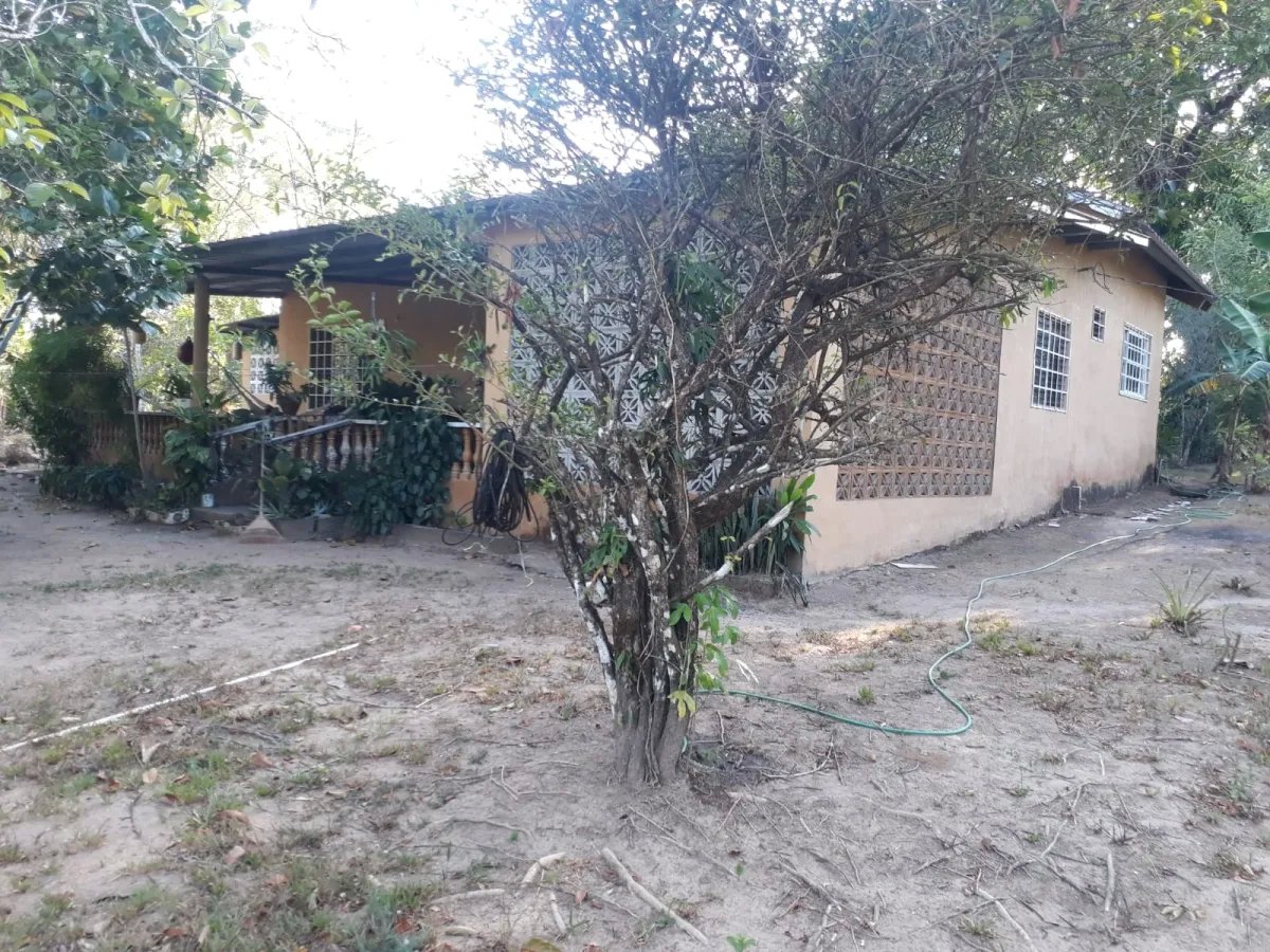 Casa en venta en el centro del municipio de guarumal, veraguas. cerca del destino turistico santa catalina.   casa ubicada frente al centro de salud d
