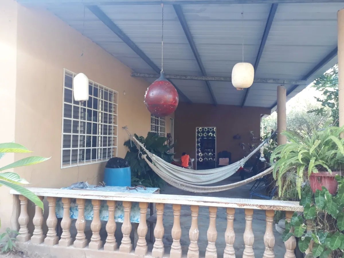 Casa en venta en el centro del municipio de guarumal, veraguas. cerca del destino turistico santa catalina.   casa ubicada frente al centro de salud d
