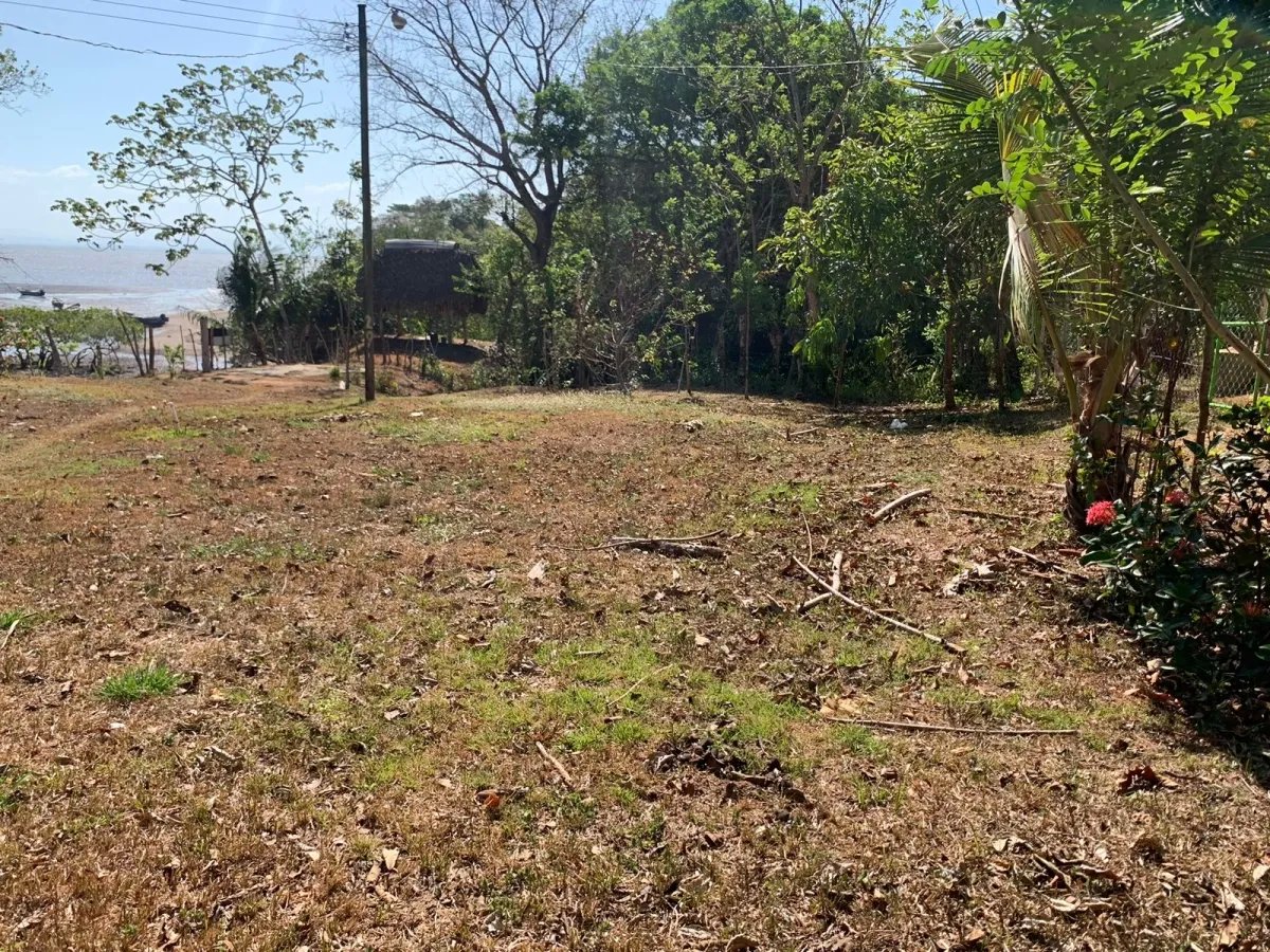 Se vende propiedad de 800 metros cuadrados, frente al mar. playa lagartero, santa catalina