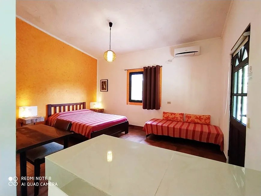 Atractiva casa en la laguna con 3 apartamentos