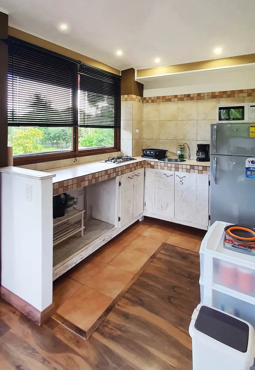 Atractiva casa en la laguna con 3 apartamentos