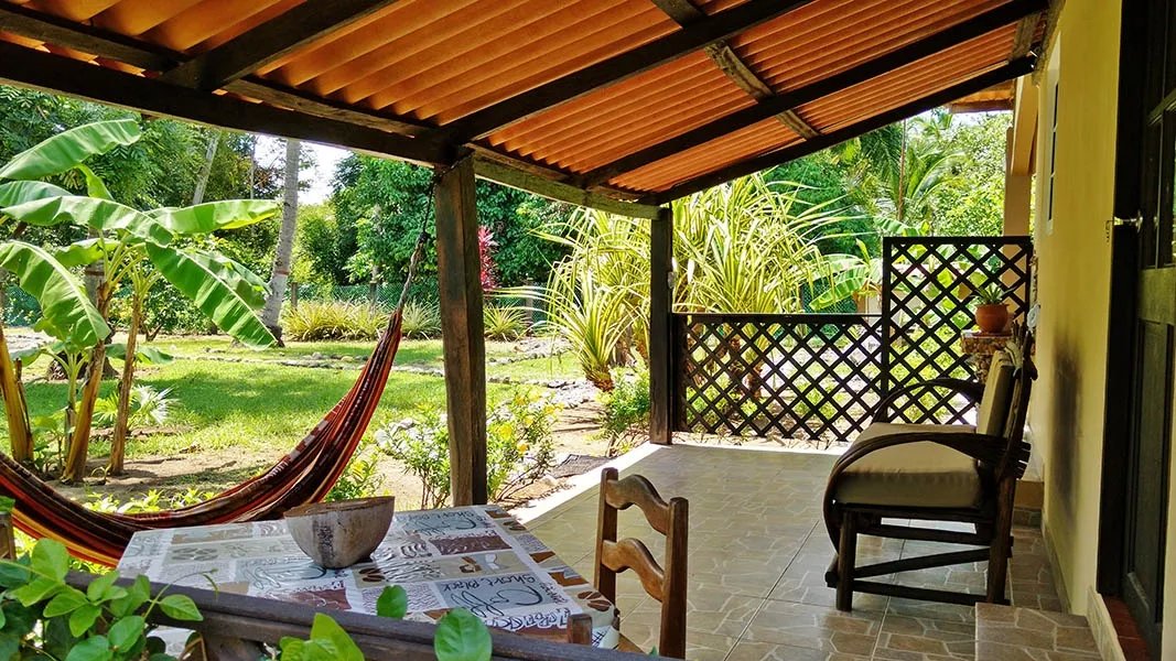 Atractiva casa en la laguna con 3 apartamentos