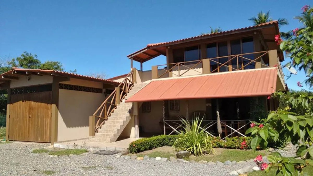 Atractiva casa en la laguna con 3 apartamentos
