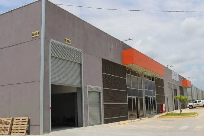 Alquiler de bodega en la 24 de diciembre, vía principal