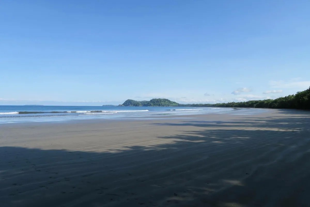 Casa de playa en zancos aislada en una hectárea de terreno