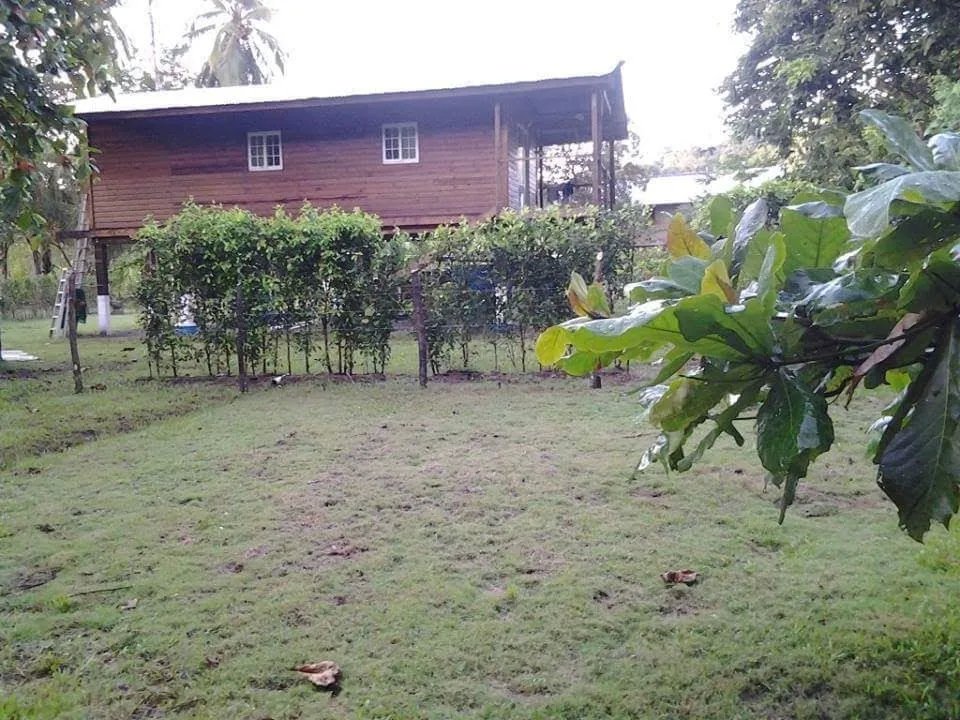 Casa de playa en zancos aislada en una hectárea de terreno