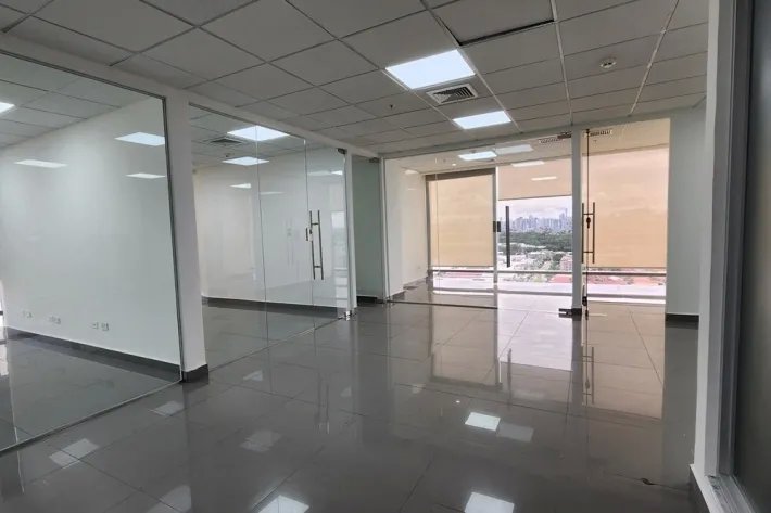 Alquiler de oficina vacía en ph torre aseguradora ancón, costa del este