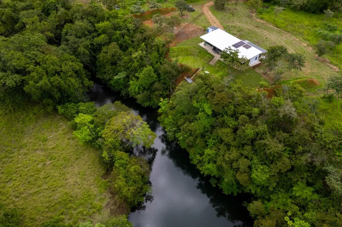 Nueva casa de buen gusto en un lote de ensueño río en la tranquilidad maravillosa no muy lejos de boquete y david