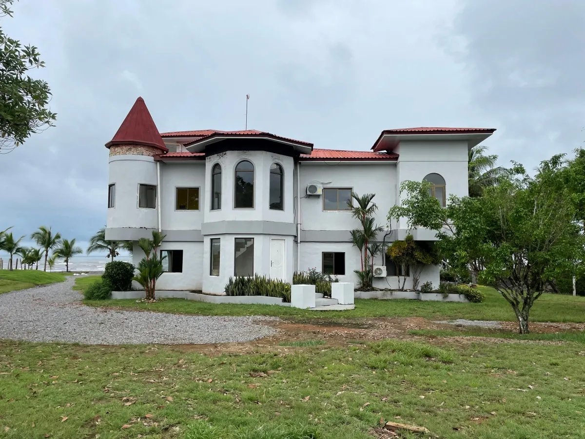 Su casa de playa de lujo en un terreno generoso