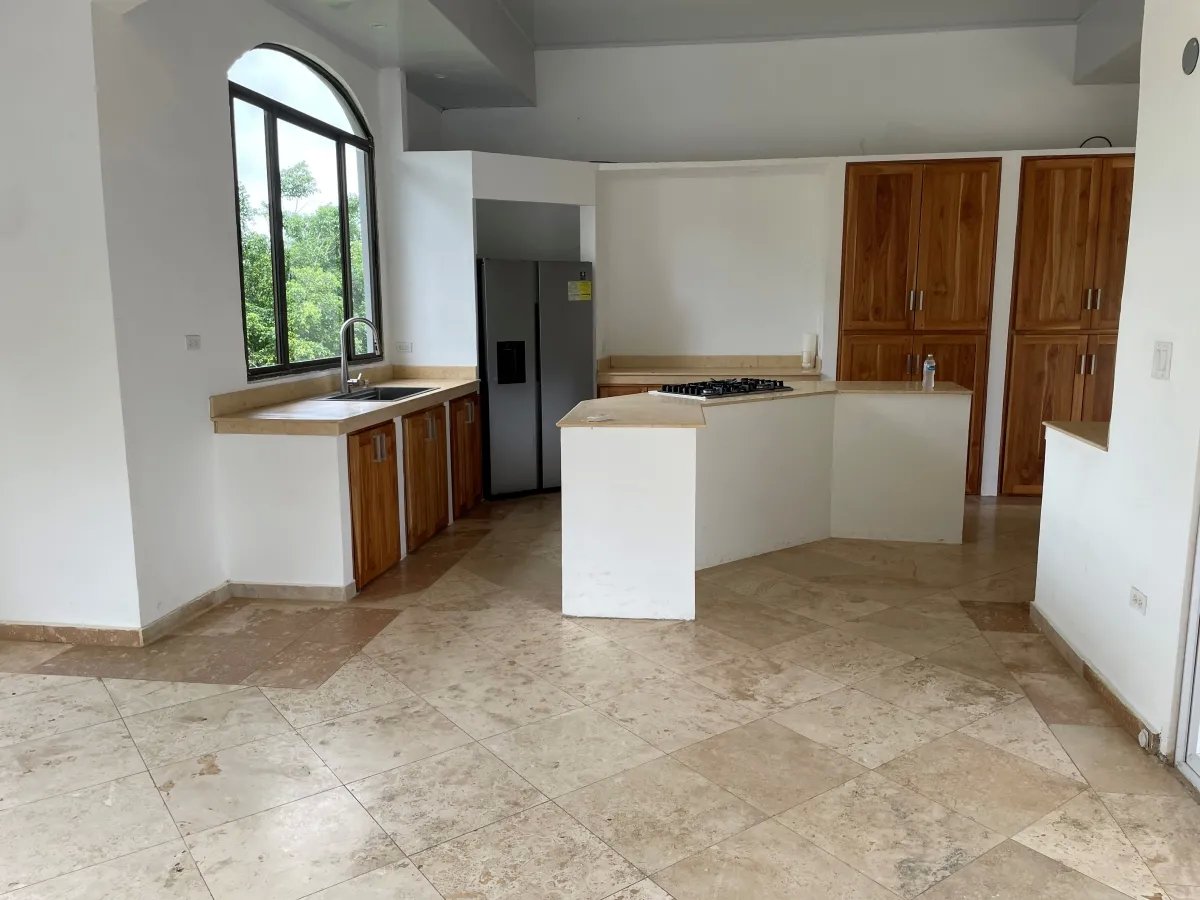 Su casa de playa de lujo en un terreno generoso