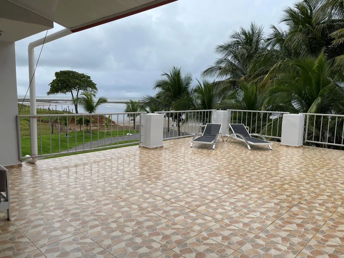 Su casa de playa de lujo en un terreno generoso