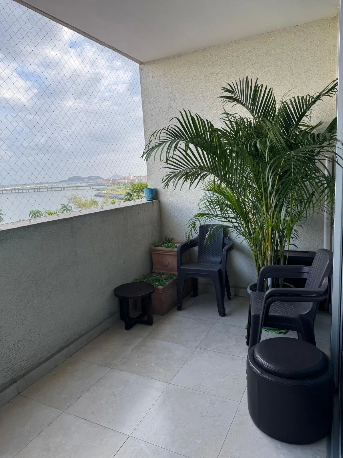 Se alquila apartamento amoblado moderno, en la av. balboa