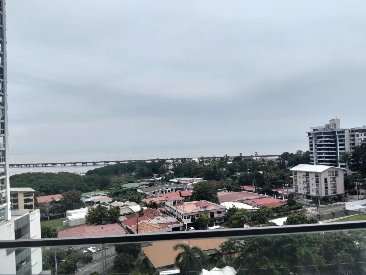 Nuevo y exclusivo apartamento cerca de costa del este/new & exclusive ...