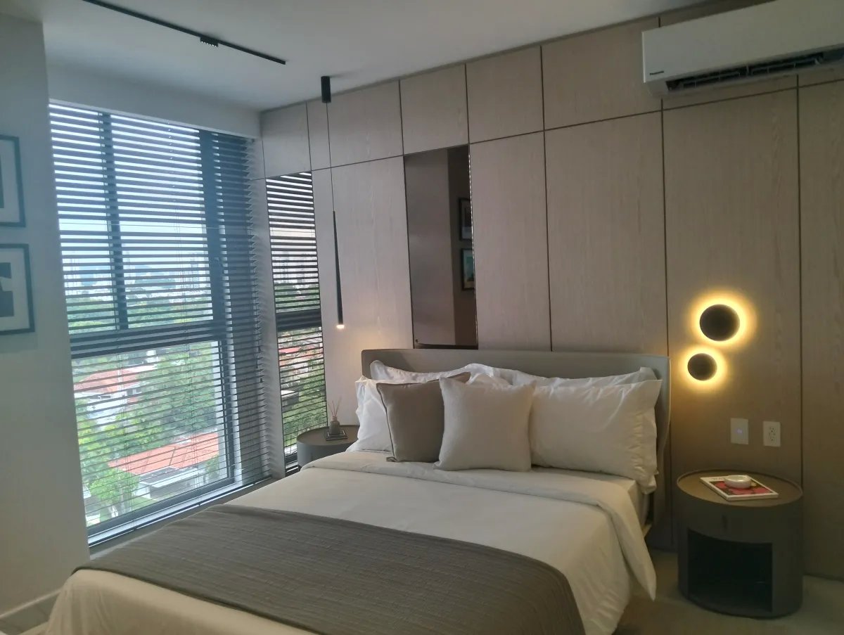 Nuevo y exclusivo apartamento cerca de costa del este/new & exclusive ...