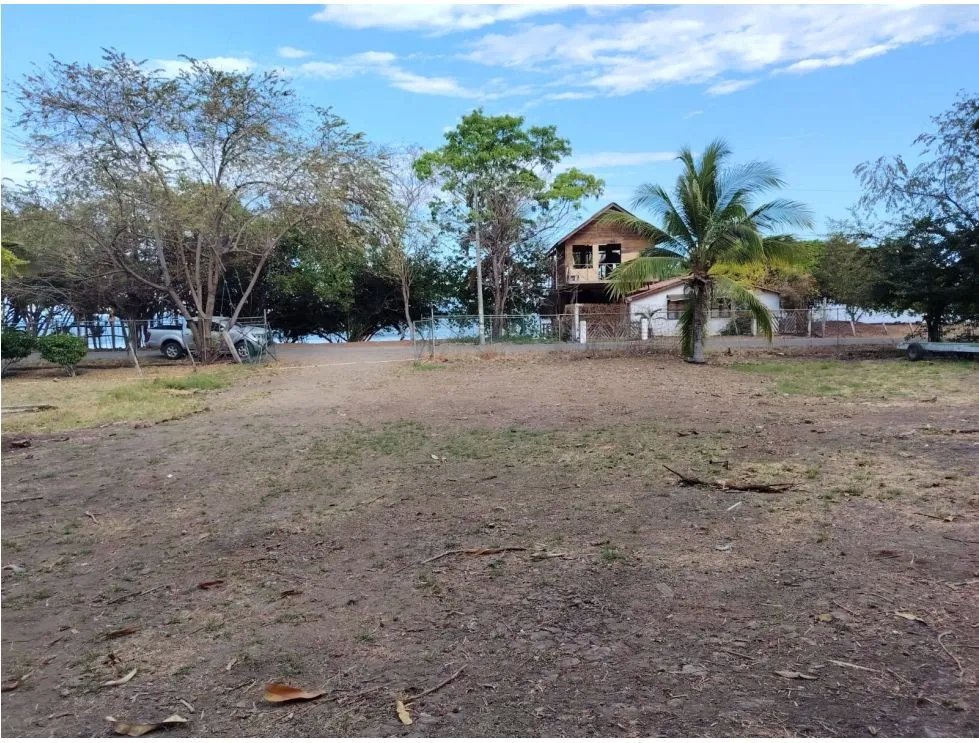 Venta de lote titulado frente al mar en playa bucaro