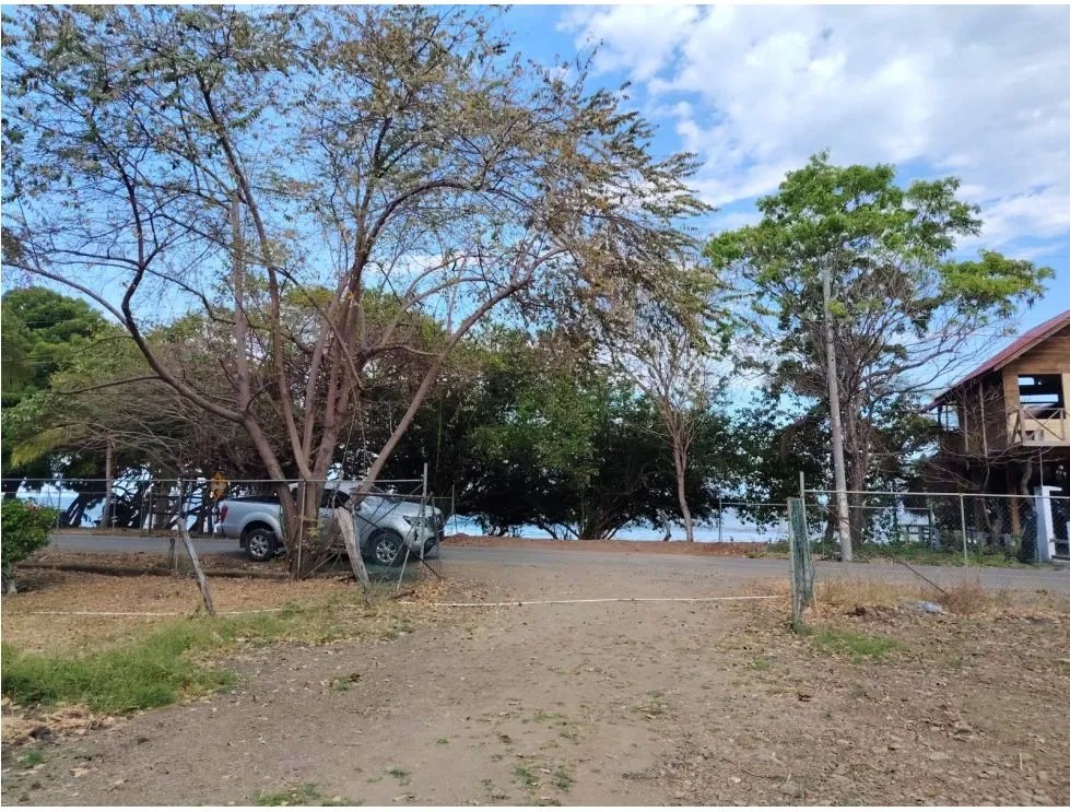 Venta de lote titulado frente al mar en playa bucaro