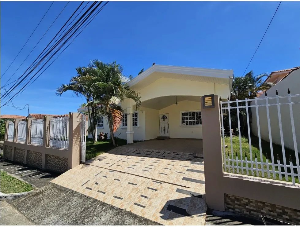 Venta/alquiler de casa en villas del golf, chitré