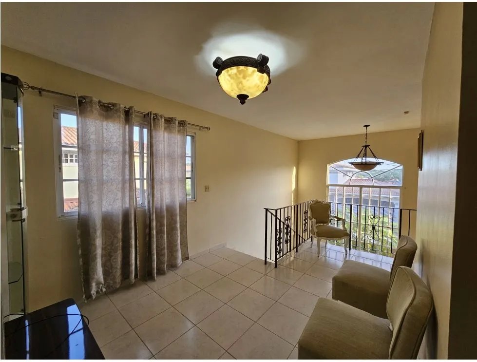 Alquiler/venta de casa con piscina en villas del golf, chitré herrera