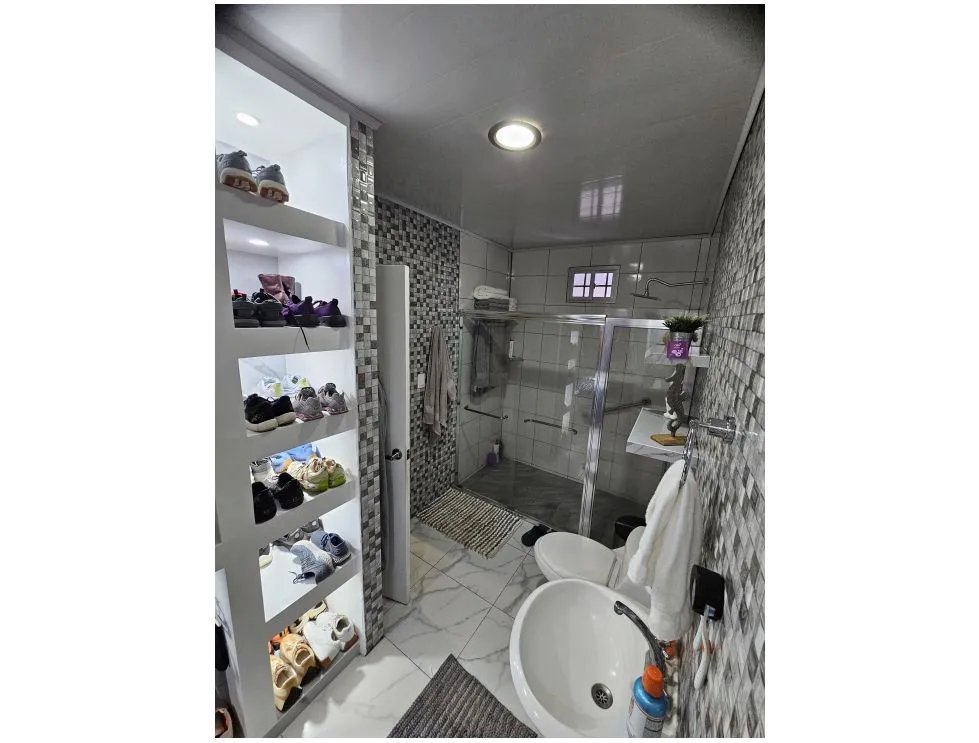 Venta de casa con muro perimetral en residencial el mesón, chitré