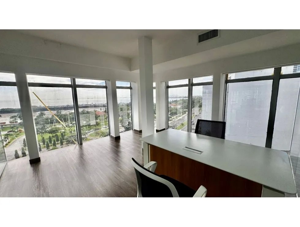 Venta de oficina con vista al mar en torre bac, avenida balboa.
