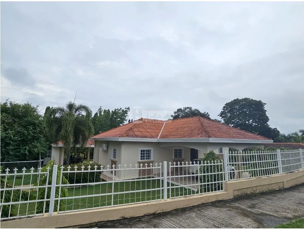 Venta de casa con piscina en calle jesús nazareno, chitré
