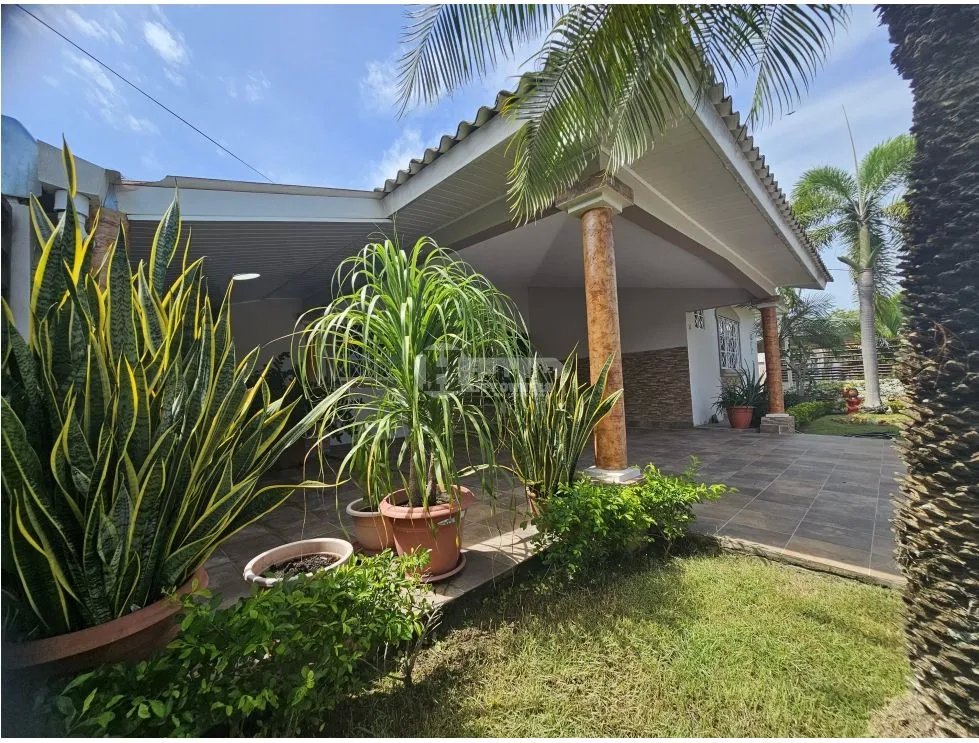 Se alquila casa en brisas de los guayacanes, chitré
