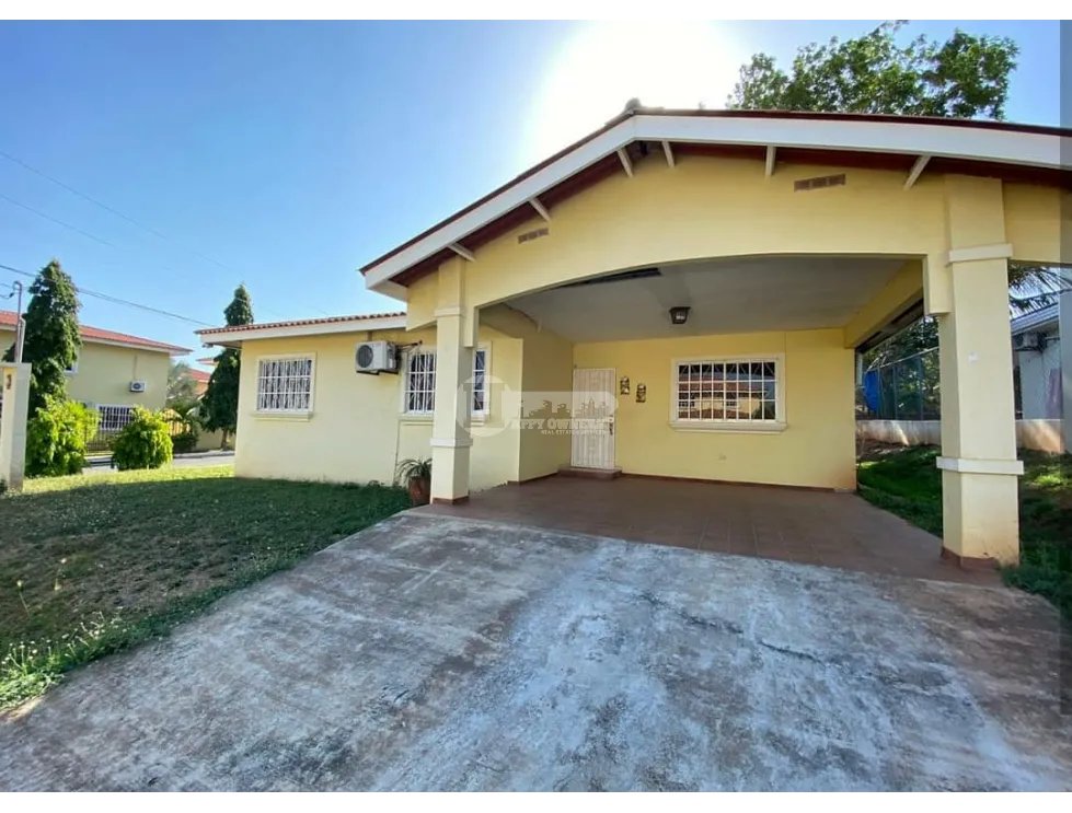 Venta/alquiler de casa en residencial villas del golf, chitré