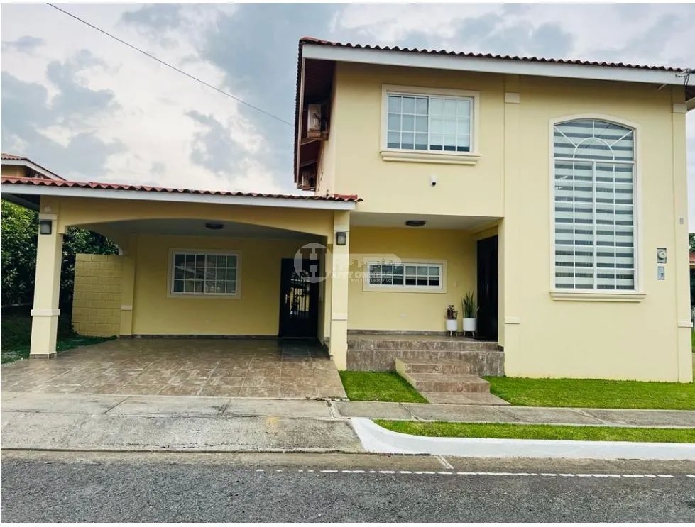 Venta de casa en villas del golf chitré