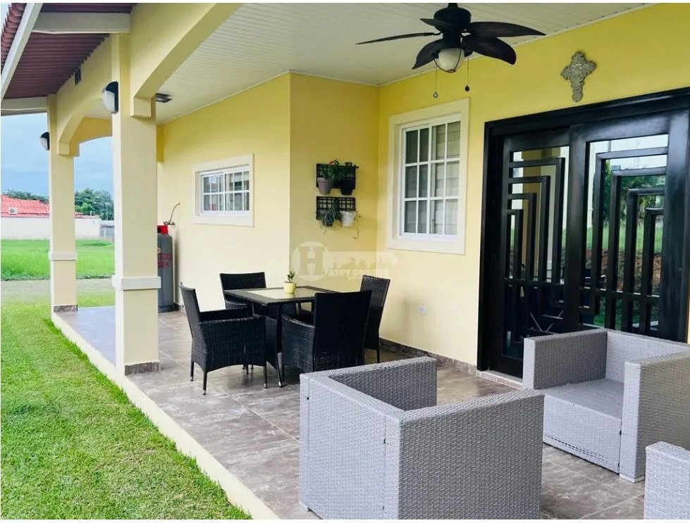 Venta de casa en villas del golf chitré