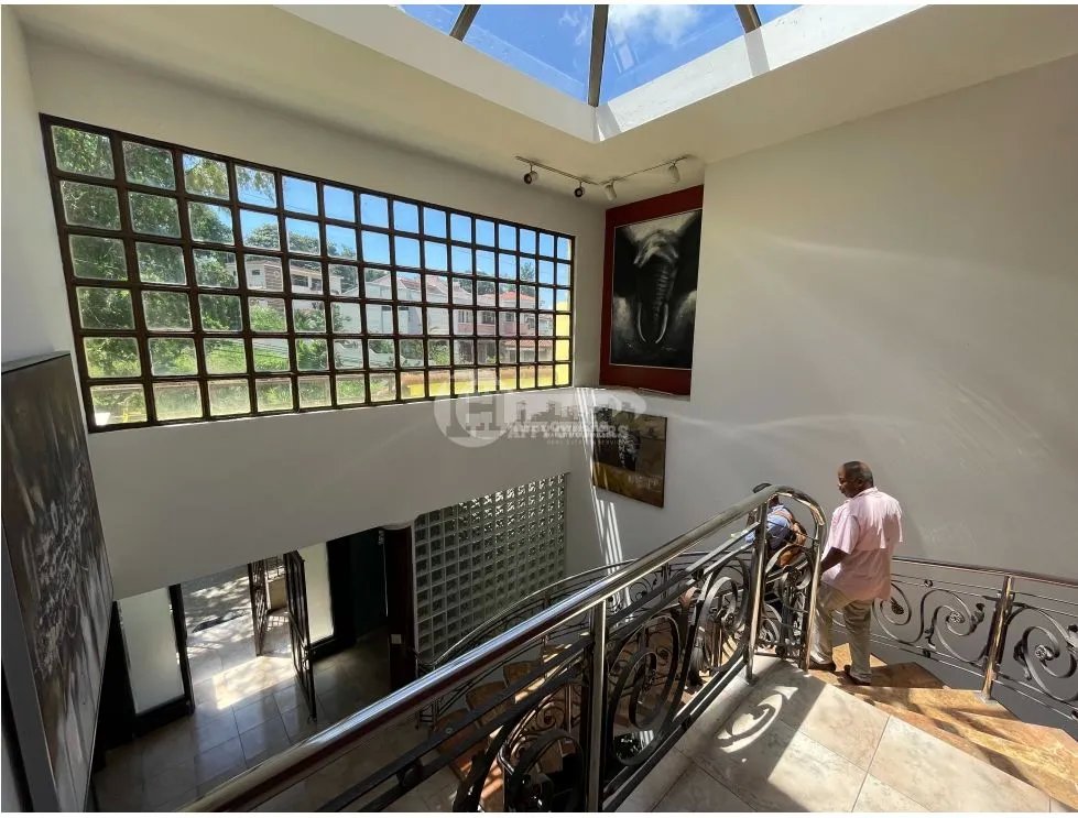 Venta de residencia unifamiliar de 3 niveles en dos mares