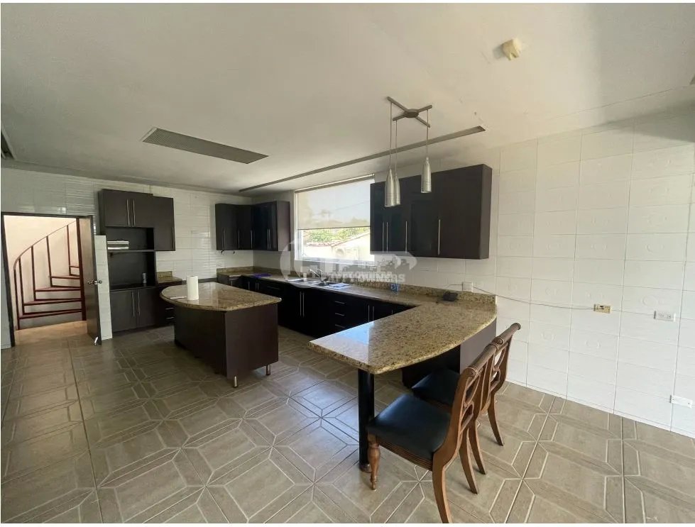 Venta de residencia unifamiliar de 3 niveles en dos mares