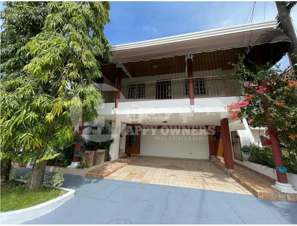 Se vende casa con balcón en residencial el bosque, tumba muerto
