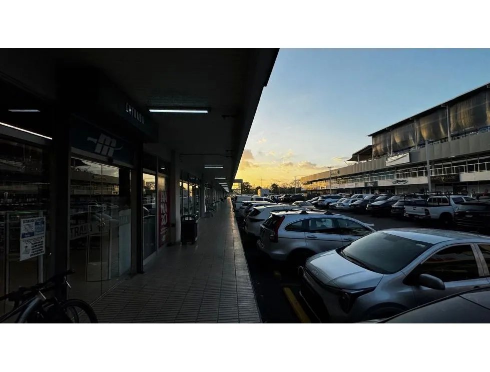 Se vende/alquila local comercial en plaza costa sur  324 m²