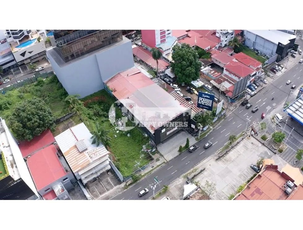 Se vende edificio en calle 50, vía principal.