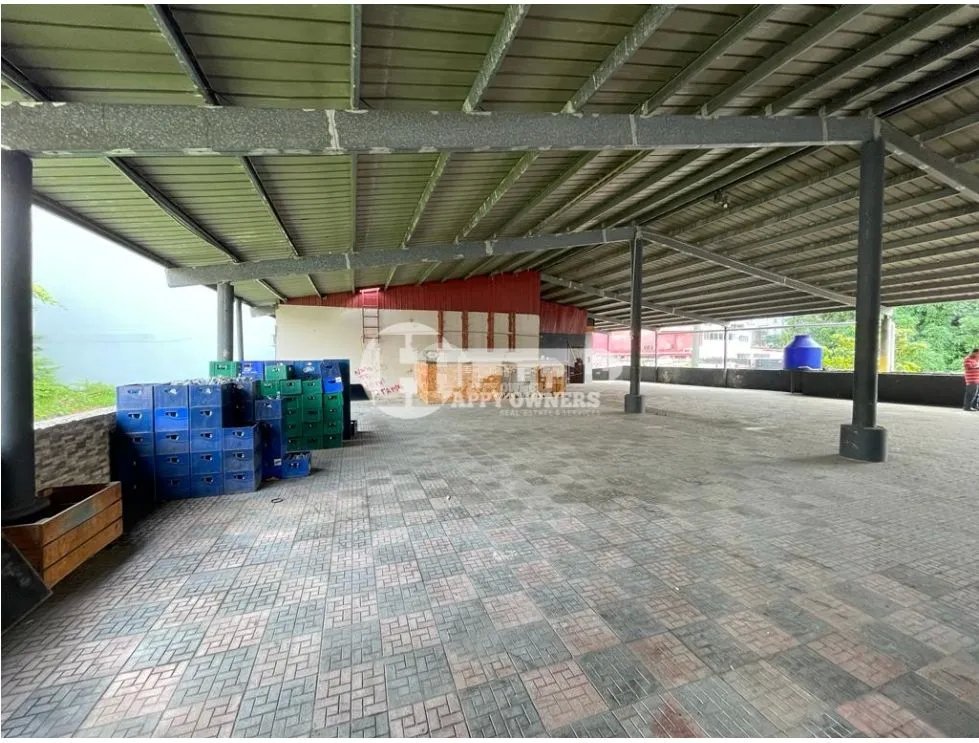 Se vende edificio en calle 50, vía principal.