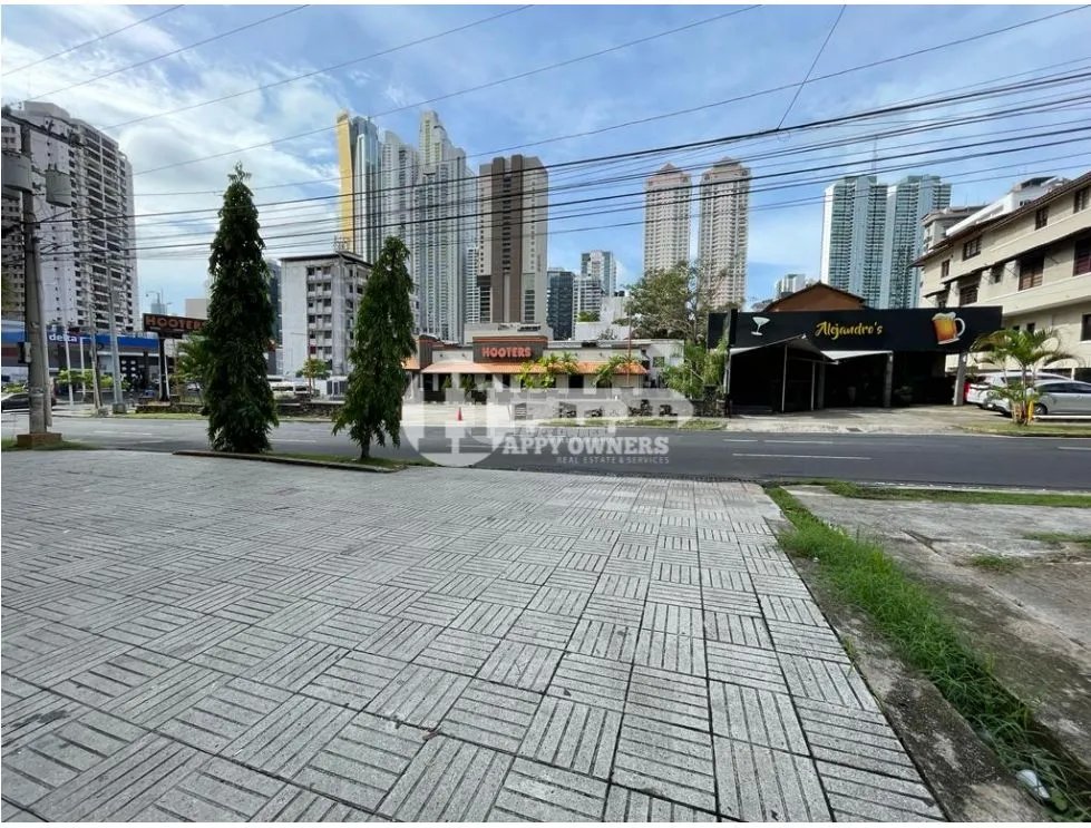 Se vende edificio en calle 50, vía principal.