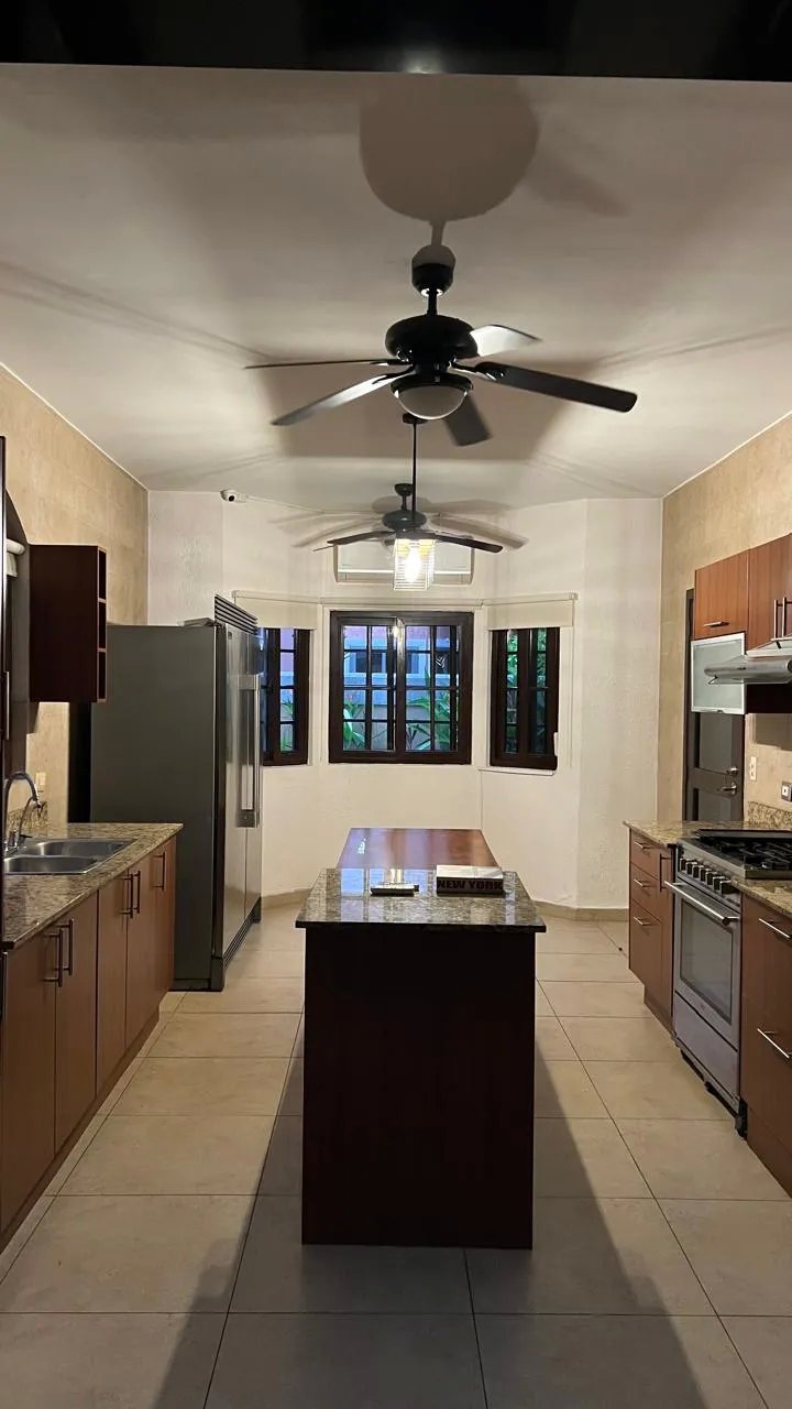 Venta de casa de 2 niveles en el doral, costa sur