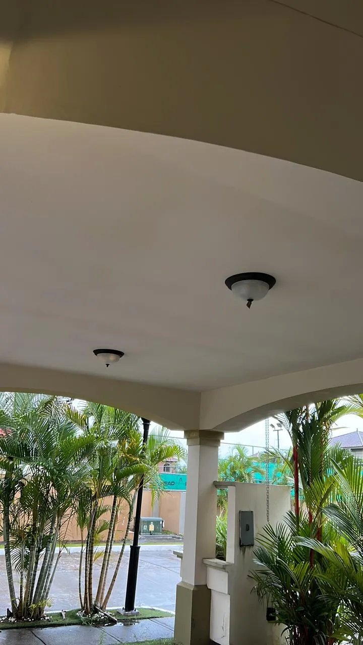 Venta de casa de 2 niveles en el doral, costa sur