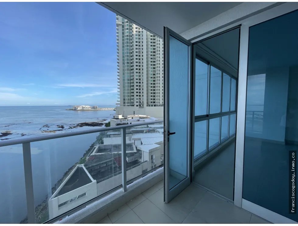 Venta de apartamento frente al mar en punta pacífica