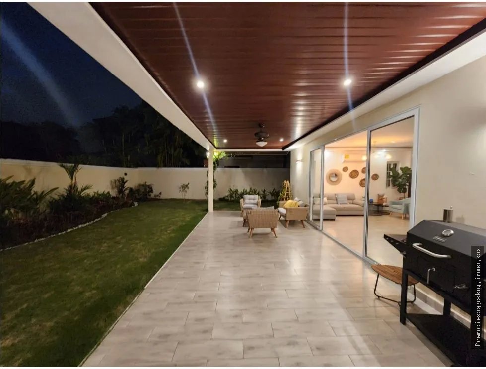 Casa a la venta en barriada cerrada en villa valencia, costa sur