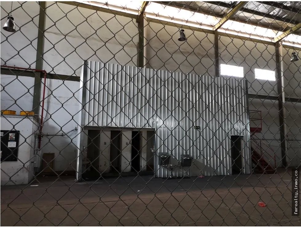 Aquilo galera bodega 4600m2 en milla 8 fgb