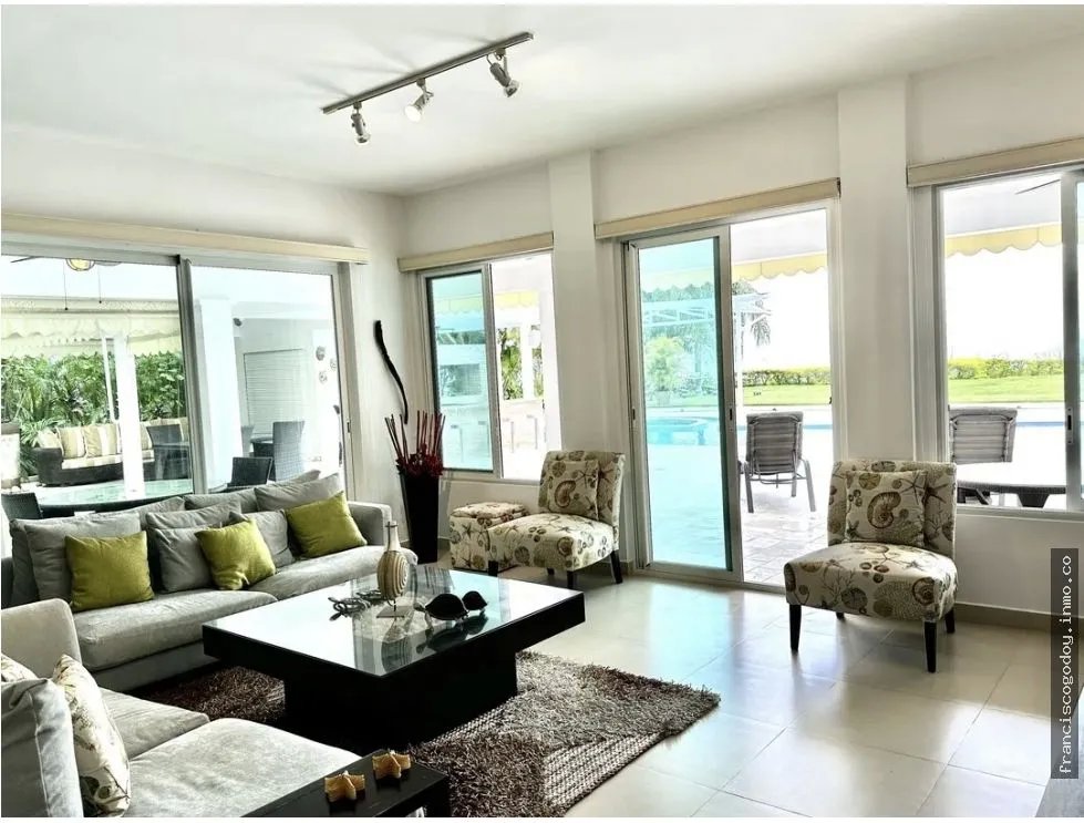 Venta de villa con piscina y vista al mar - bijao