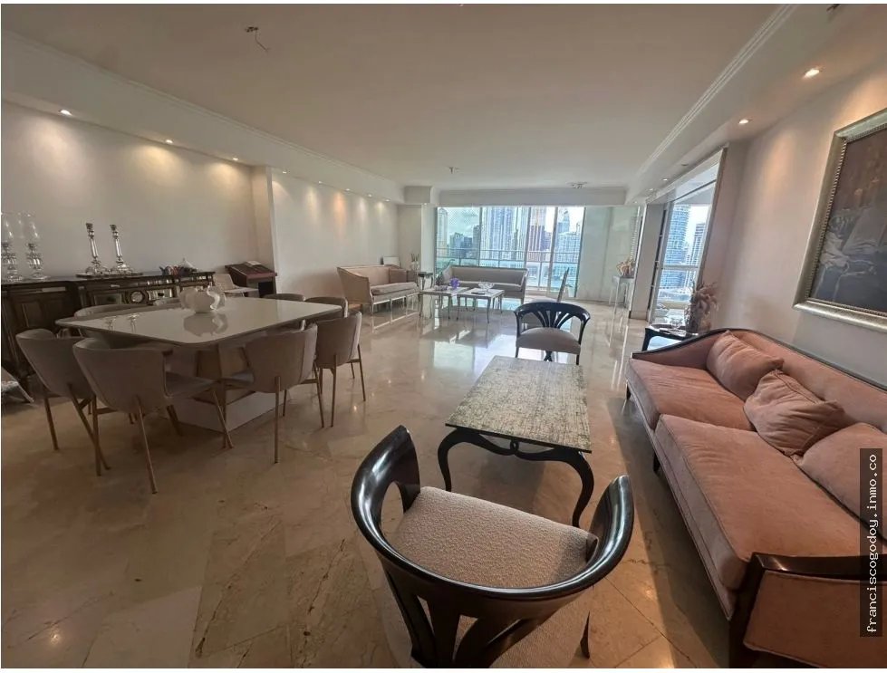 Venta de amplio apartamento en punta paitilla
