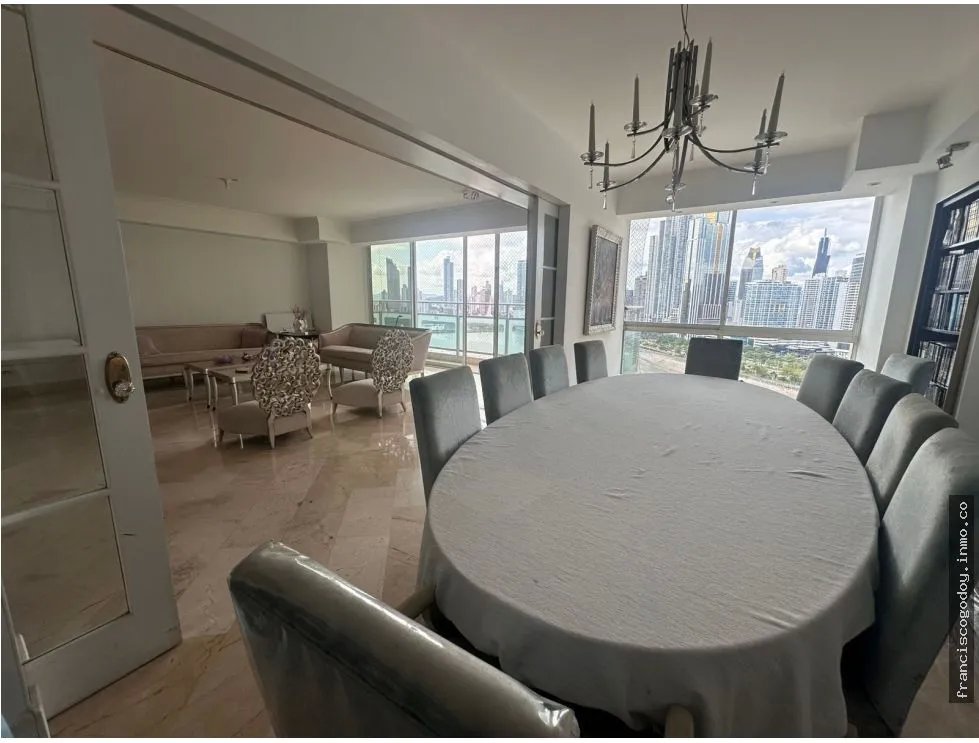 Venta de amplio apartamento en punta paitilla