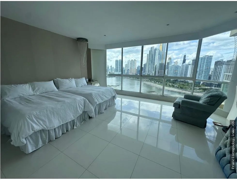 Venta de amplio apartamento en punta paitilla